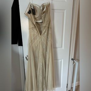 Never worn brand new gown, had baby and can’t fit in it anymore 😆